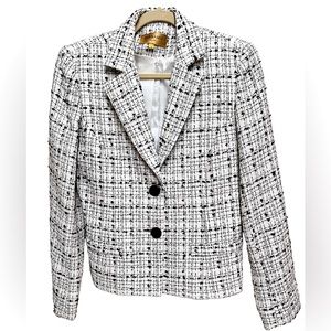Black & White tweed jacket Size 4 lined with button front vintage like new.